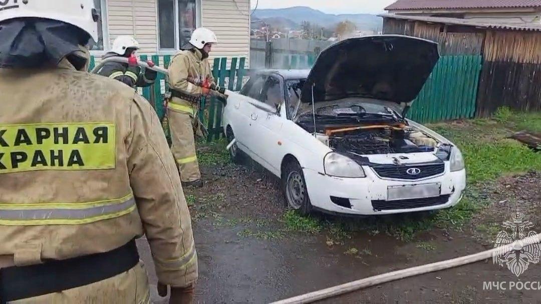 За выходные в Хакасии тушили автобус, погрузчик, автомобиль и жилой дом