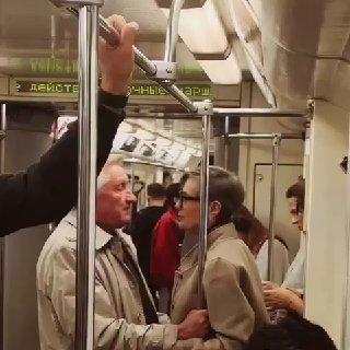 Любовь повсюду — главное заметить. В московском метро время будто замерло для...