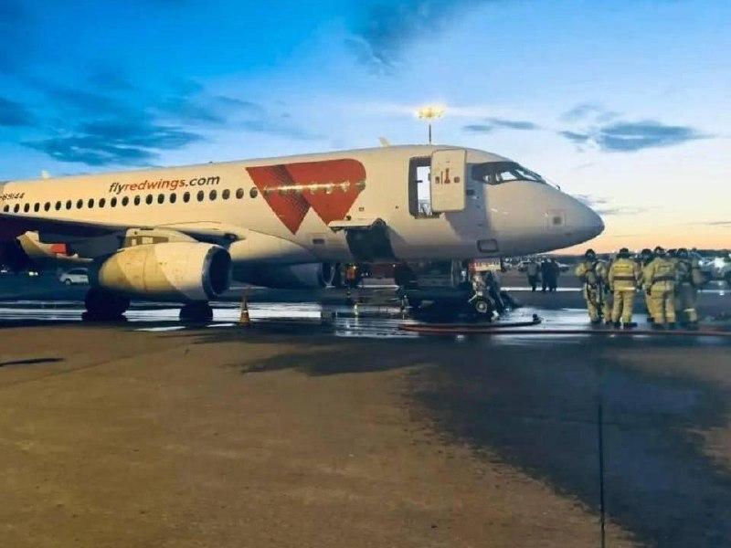 В аэропорту Кольцово у самолета Red Wings произошло задымление в носовой части перед вылетом