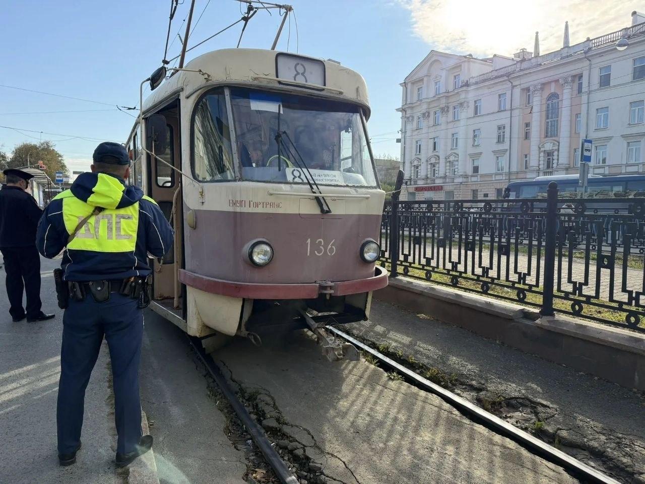 Под трамвай в Екатеринбурге попала 16-летняя девушка