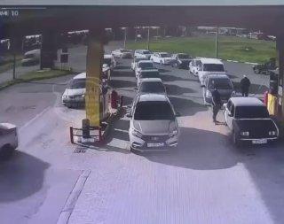 Подробности ДТП, в котором Приора влетела в табло цен автозаправки на...