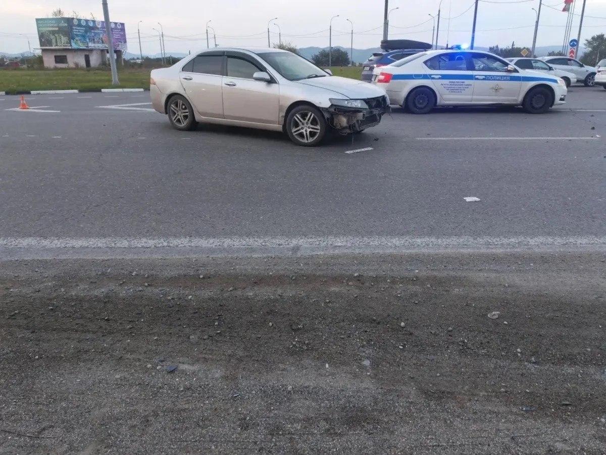 Подробности ДТП, в котором Приора влетела в табло цен автозаправки на...