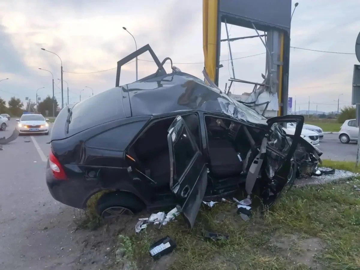 Подробности ДТП, в котором Приора влетела в табло цен автозаправки на...