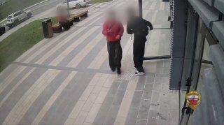 Юные нарушители пытались пробраться на крышу высотки в Шмитовском проезде, а...