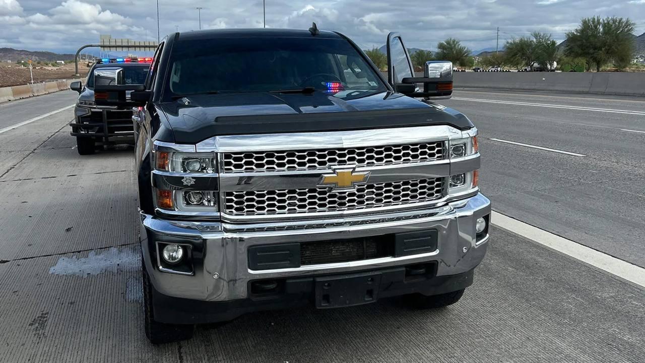 В Аризоне мужик на старом Chevrolet с красно-синими мигалками остановил Tesla на трассе — он решил попробовать себя в роли копа, но потом что-то пошло не так.