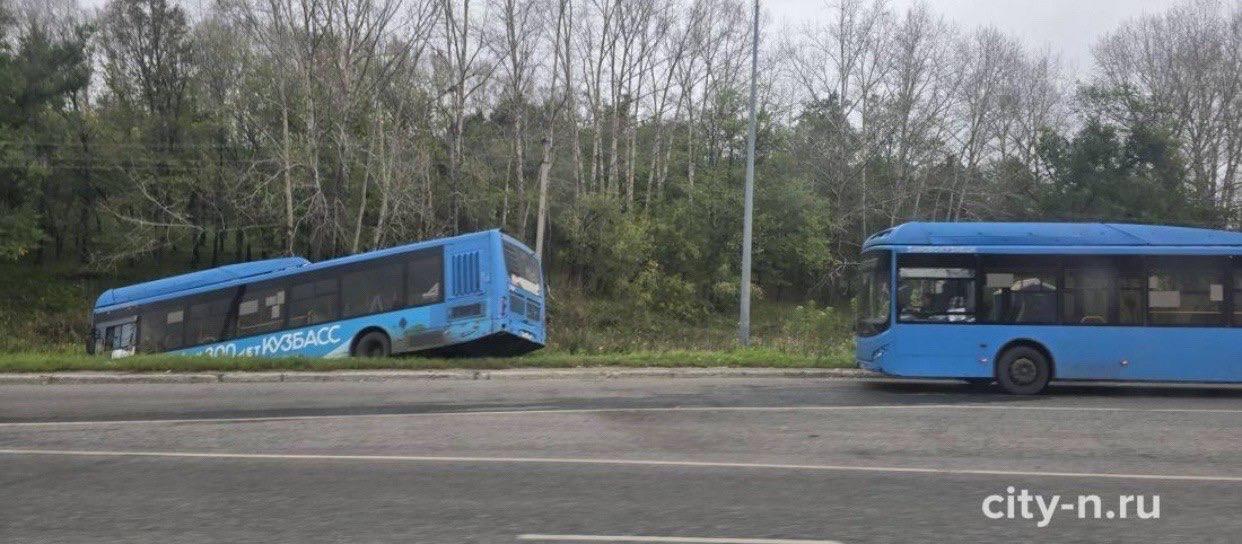 В Новокузнецке рейсовый автобус улетел в кювет