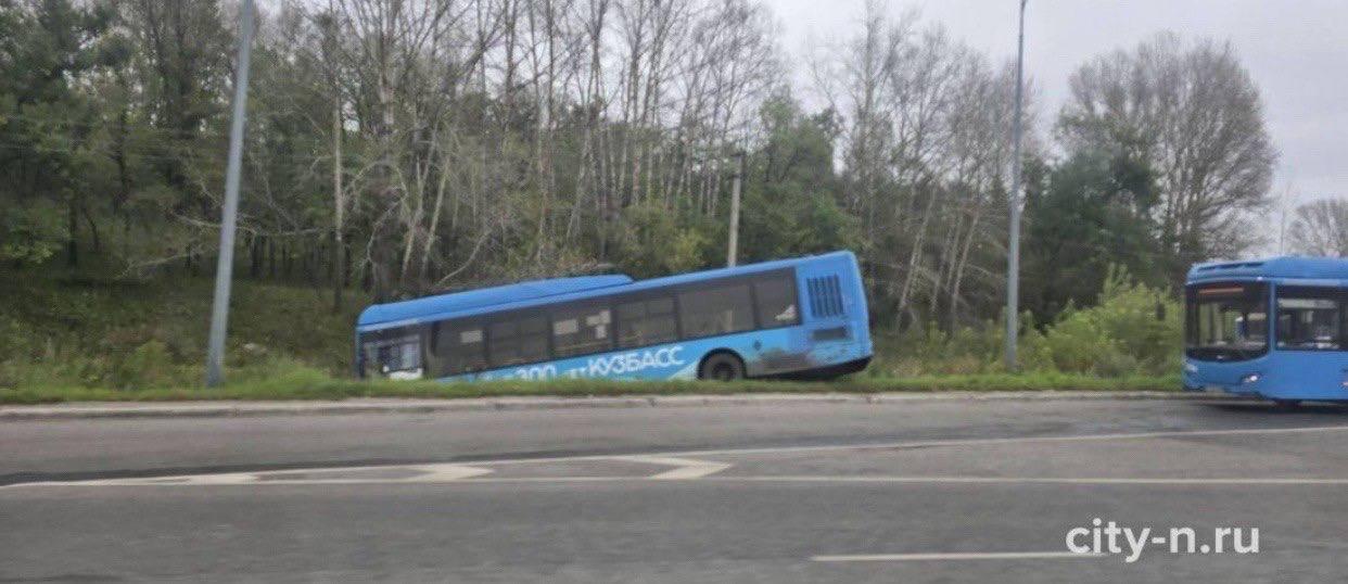 В Новокузнецке рейсовый автобус улетел в кювет