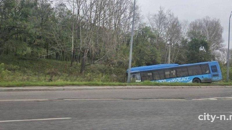 В Новокузнецке рейсовый автобус улетел в кювет
