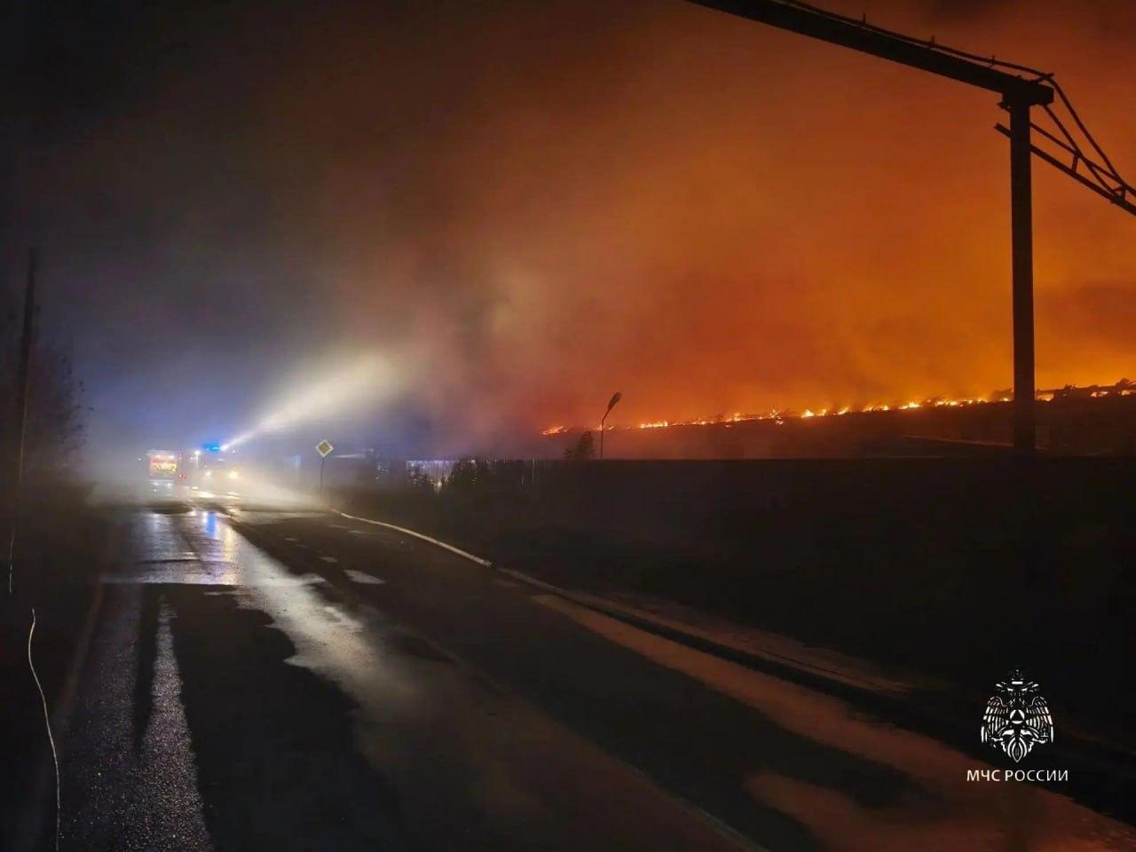 Мужчина погиб при пожаре в заброшенном цехе в Усолье-Сибирском.