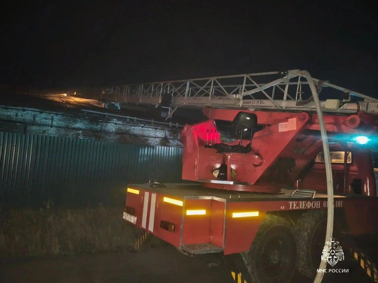 Мужчина погиб при пожаре в заброшенном цехе в Усолье-Сибирском.