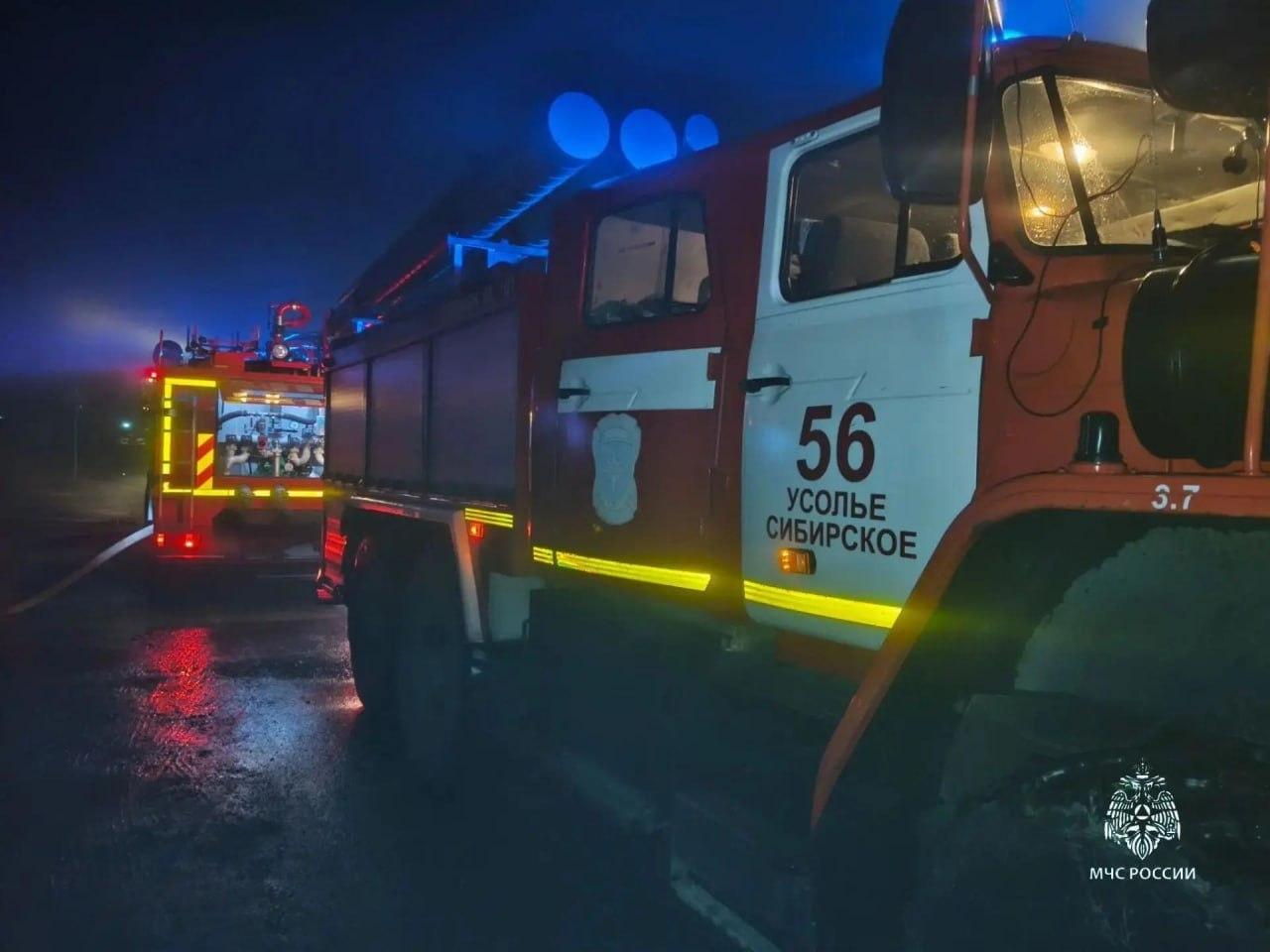 Мужчина погиб при пожаре в заброшенном цехе в Усолье-Сибирском.