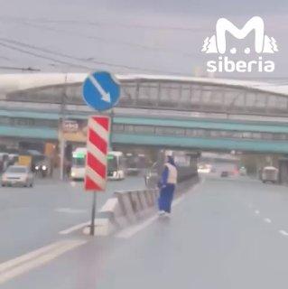Девушка в крови бросалась под машины в Новосибирске, чтобы спастись от...