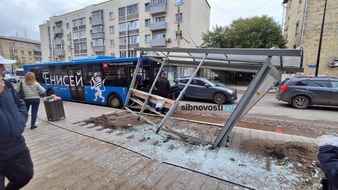 Автобус снес остановку «Химчистка» на Сурикова. Водитель рассказывает, что...