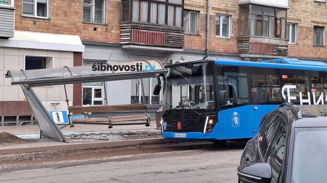 Автобус снес остановку «Химчистка» на Сурикова. Водитель рассказывает, что...