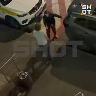 Мужчина с ножом угрожал прохожим в Москве.