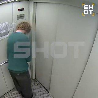 Мужчина с ножом угрожал прохожим в Москве.