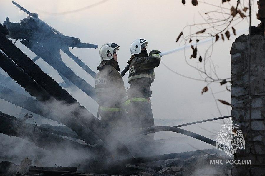 В Усть-Абаканском районе пожарные тушили надворную постройку