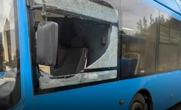 Пьяный пассажир разбил стекло водительской двери автобуса в Новокузнецке....
