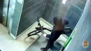 Выследил и ограбил: за серию дерзких преступлений красноярца приговорили к реальному сроку