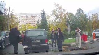 В Питере водитель нагрубил автоледи, после чего получил по лицу от ее парня