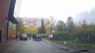 В Питере водитель нагрубил автоледи, после чего получил по лицу от ее парня