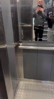 Мужчина разгромил лифт и ломился в квартиру жильца на юге Москвы — полиция, как утверждают местные, ехала около 50 минут.