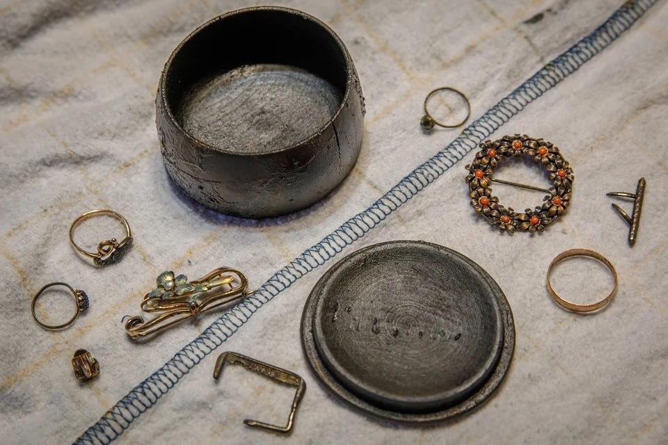Шкатулку с сокровищами нашли в каюте затонувшего 86 лет назад финского судна на дне Ладоги — эти драгоценности могли принадлежать капитану-монаху