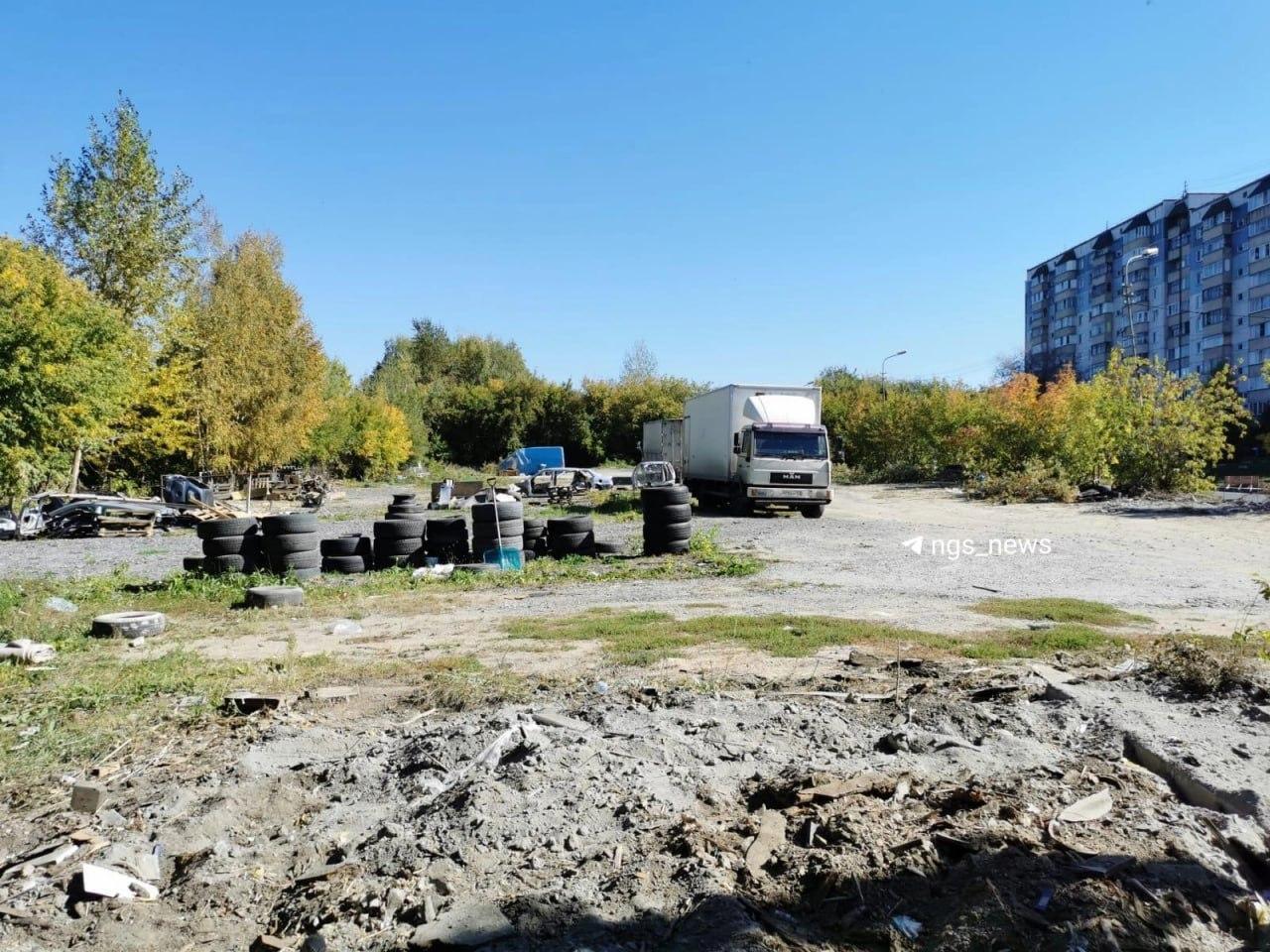 Платную автостоянку и СТО снесли на берегу озера Собачье