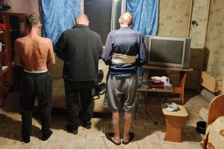 В Черногорске силовики накрыли наркопритон в общежитии
