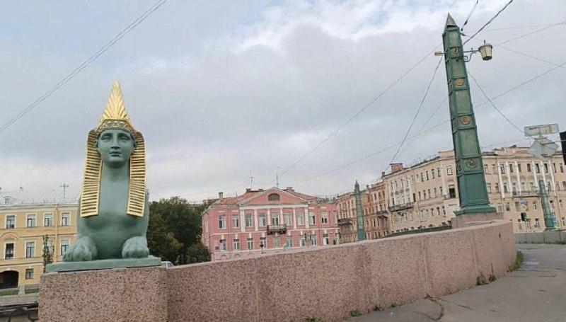Сфинксы вернулись на Египетский мост после реставрации