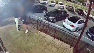 Девушка вызвала защитников, которые избили ее знакомого в Оренбурге...