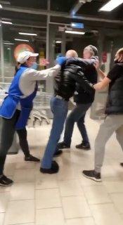 «Ты че с*ка, я же тебе е*ло щас расшибу, тв*рь» — кассирша одним ударом...
