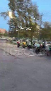 В Москве прохожие заметили массовую сходку курьеров-мигрантов, собирающихся на стадионе играть в футбол