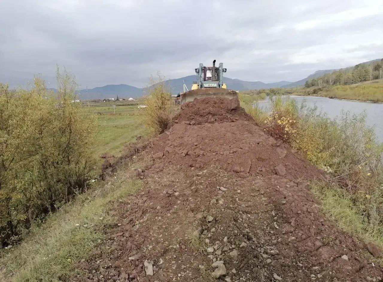 Управление инженерных защит отсыпает дамбу в Таштыпском районе