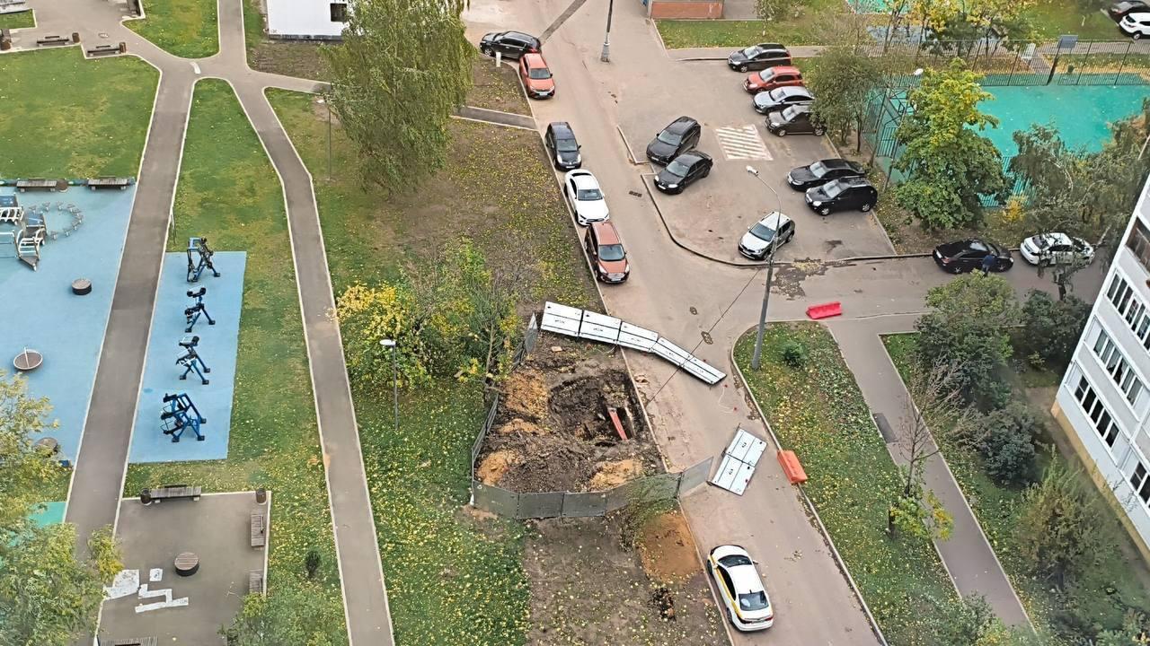 Мощный ураган в Москве сносит деревья и срывает металл с крыш домов
