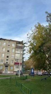 Мощный ураган в Москве сносит деревья и срывает металл с крыш домов