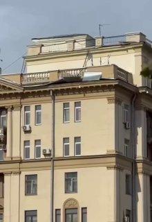 Мощный ураган в Москве сносит деревья и срывает металл с крыш домов