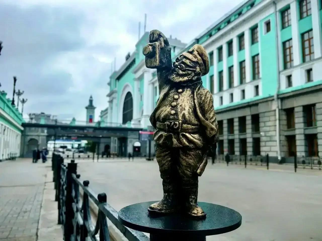 Везунчик-машинист поселился у вокзала Новосибирск-Главный. Он стоит у входа в...