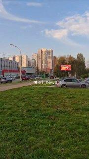 Автохам на блатных номерах устроил заезд по тротуару у дома на Блюхера, 89 в 7:30 утра