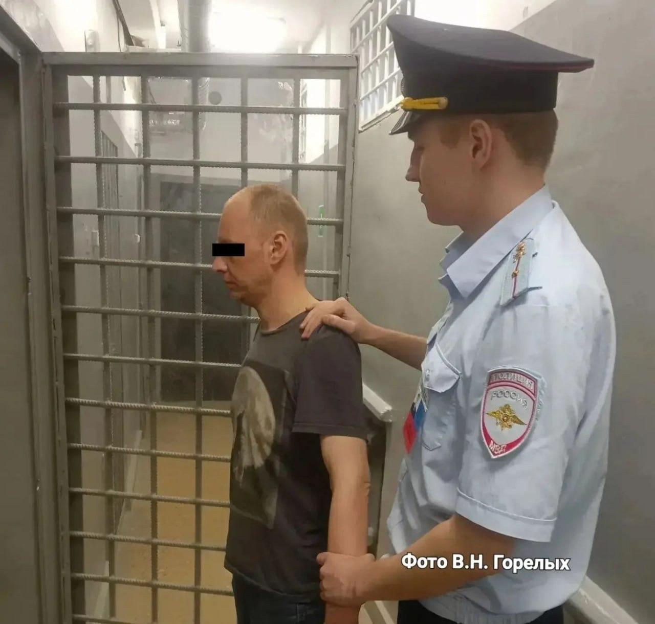 На Декабристов мужчина устроил стрельбу