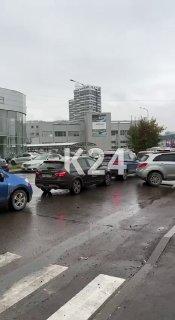 Огромная очередь на заправку собралась утром перед въездом на Авиаторов....