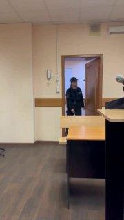 На Туристской улице петербуржец прописал в своей квартире сразу 44 мигранта,...