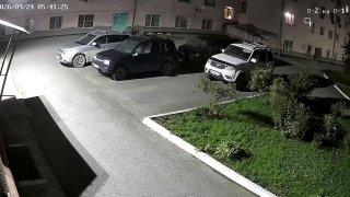 Новосибирец разбил кирпичом стёкла машины во дворе.