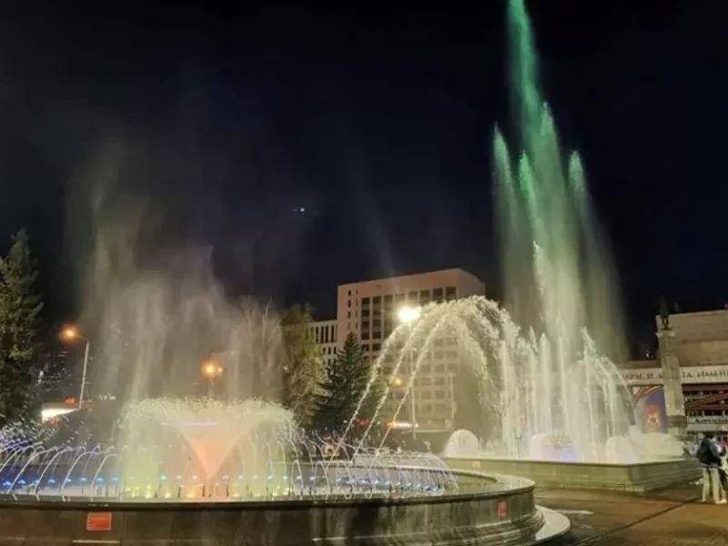 В Красноярске закрывается сезон светомузыкальное шоу фонтанов Последнее в...