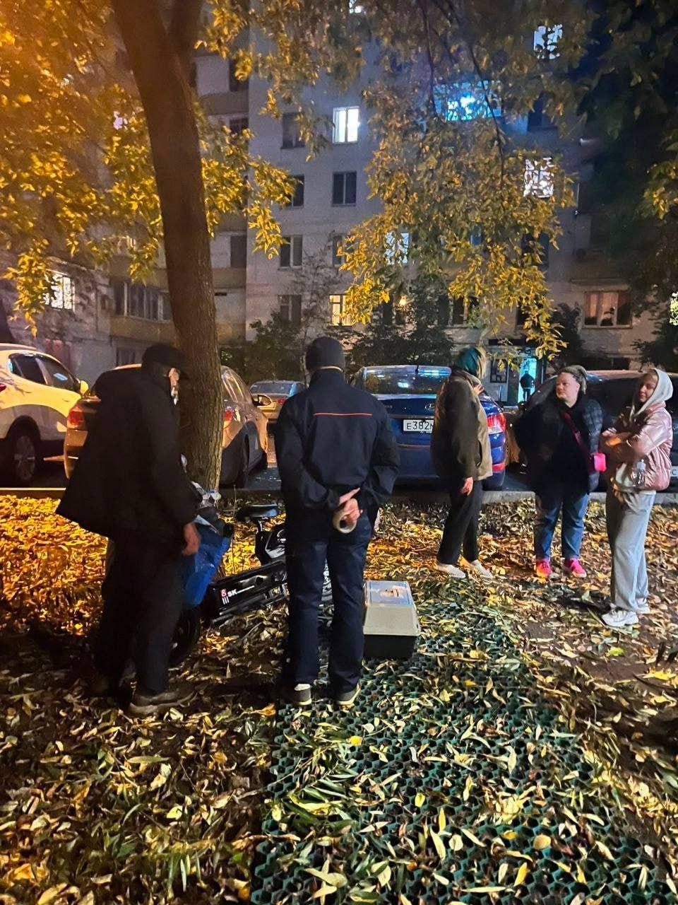 Котенка спасли из замурованной крыши московской пиццерии на Бескудниковском...