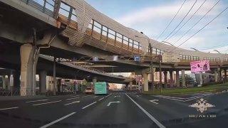 «Стреляй! Стреляй!»: полицейские открыли огонь по колесам иномарки, чтобы остановить лихача