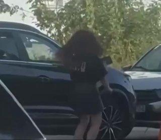 Под задорный крик «Панки, хой!» женщина разнесла дорожным знаком несколько...