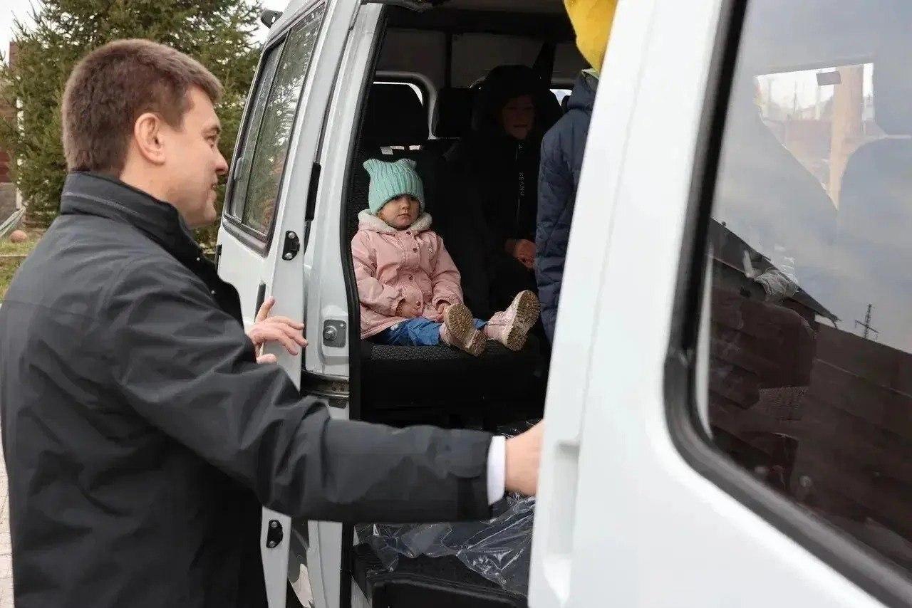 Многодетным семьям в Красноярском крае начнут покупать микроавтобусы С 1...