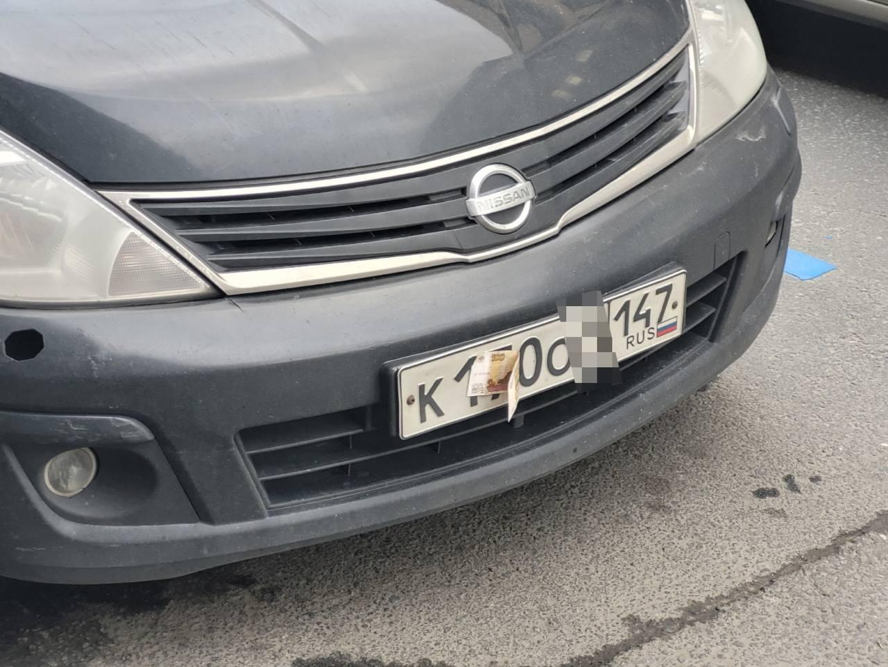 Находчивый водитель решил прикрыть номера 100-рублевой купюрой, чтобы не...