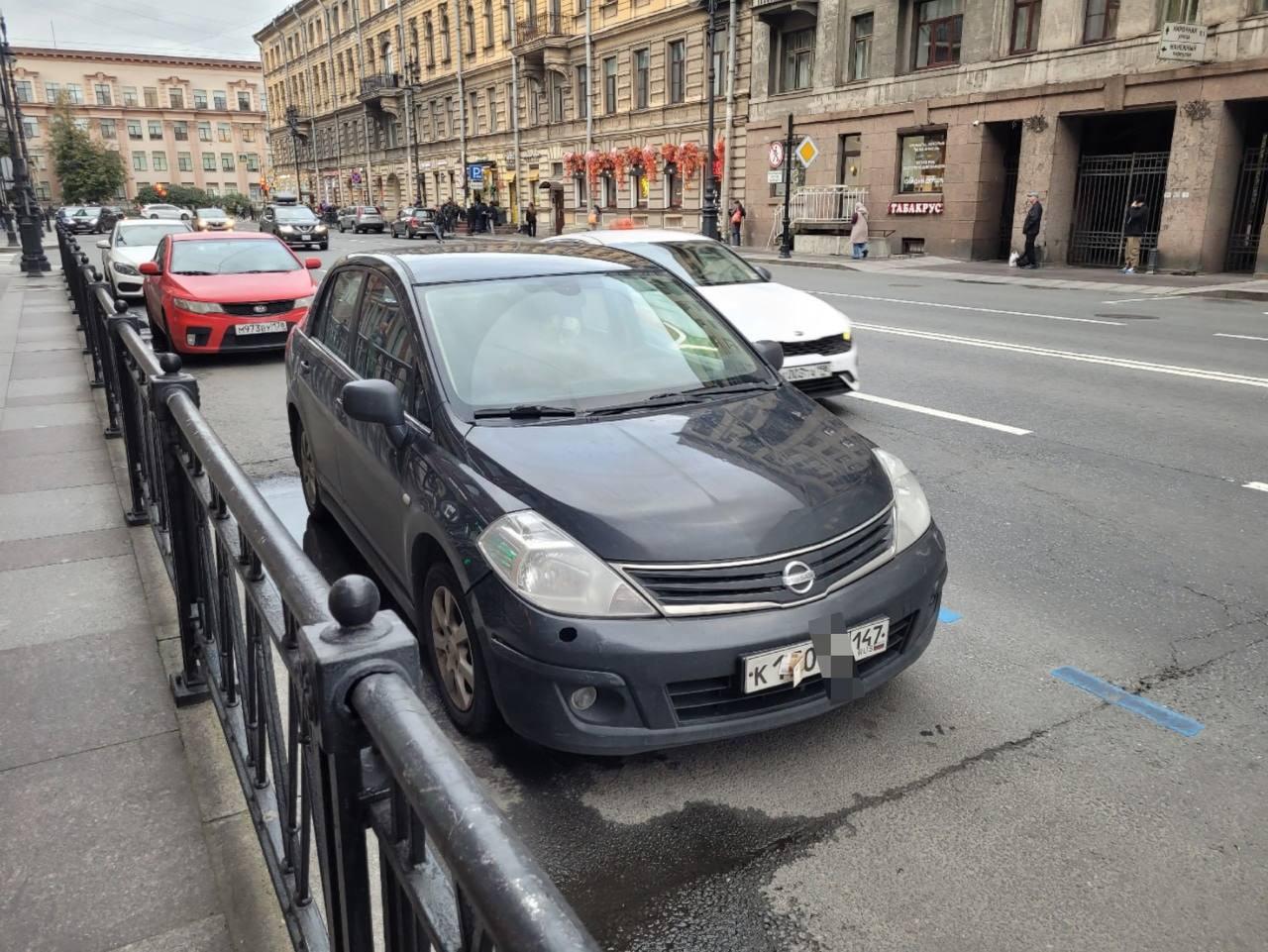 Находчивый водитель решил прикрыть номера 100-рублевой купюрой, чтобы не...